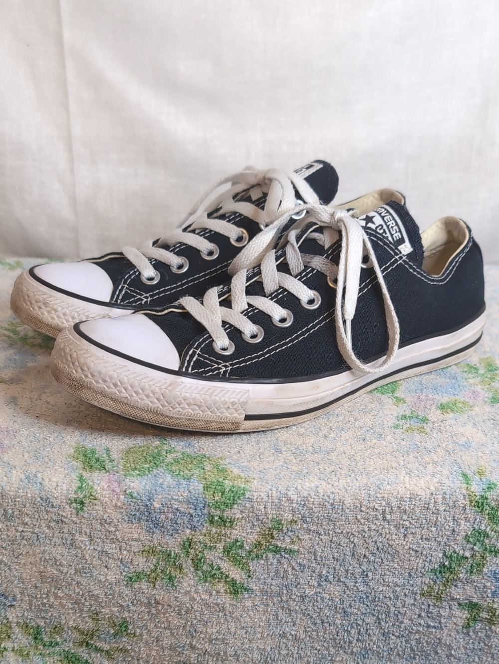 Black lo-top Converse womens 8